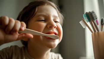 Bambino che si lava i denti